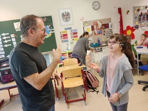 Der Gebärdensprachreferent Bernd Brunnbauer und eine Schülerin der Waldschule gebärden. Der Gebärdensprachreferent Bernd Brunnbauer und eine Schülerin der Waldschule gebärden.