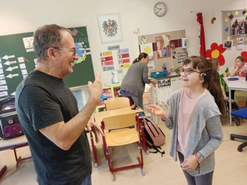 Der Gebärdensprachreferent Bernd Brunnbauer und eine Schülerin der Waldschule gebärden.