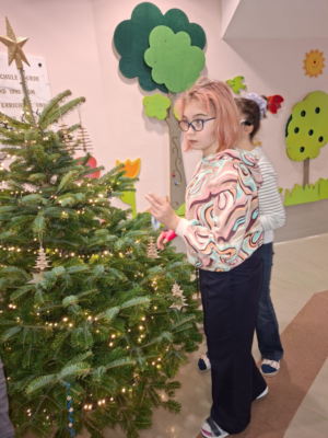 Christbaum in der Aula