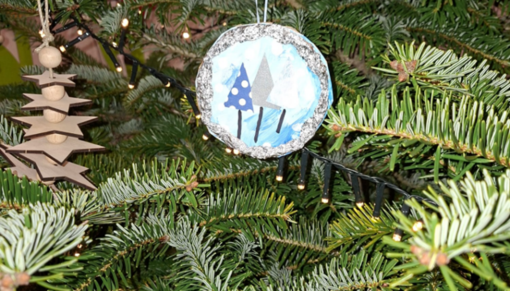 Christbaum in der Aula