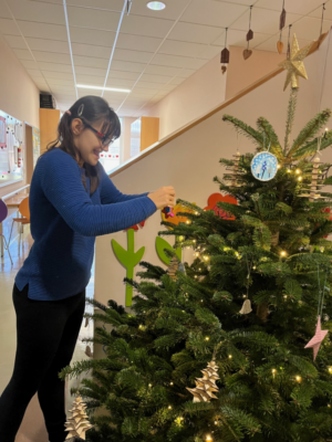 Christbaum in der Aula
