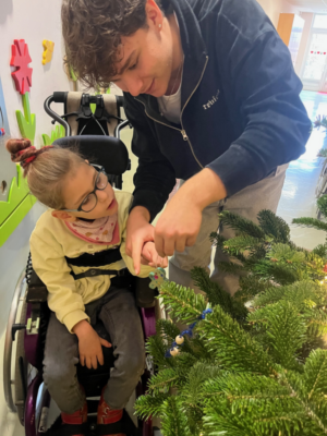 Christbaum in der Aula