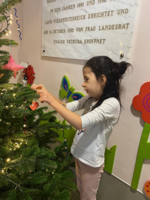 Christbaum in der Aula Christbaum in der Aula