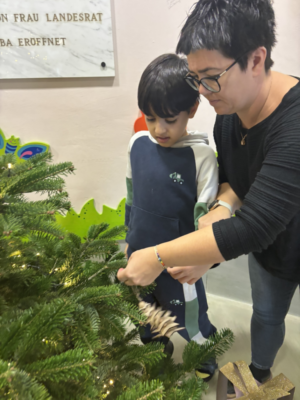Christbaum in der Aula