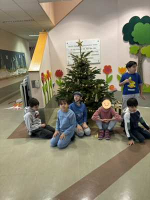 Christbaum in der Aula