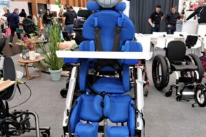 Rollstuhl mit Kopfstütze Rollstuhl mit Kopfstütze